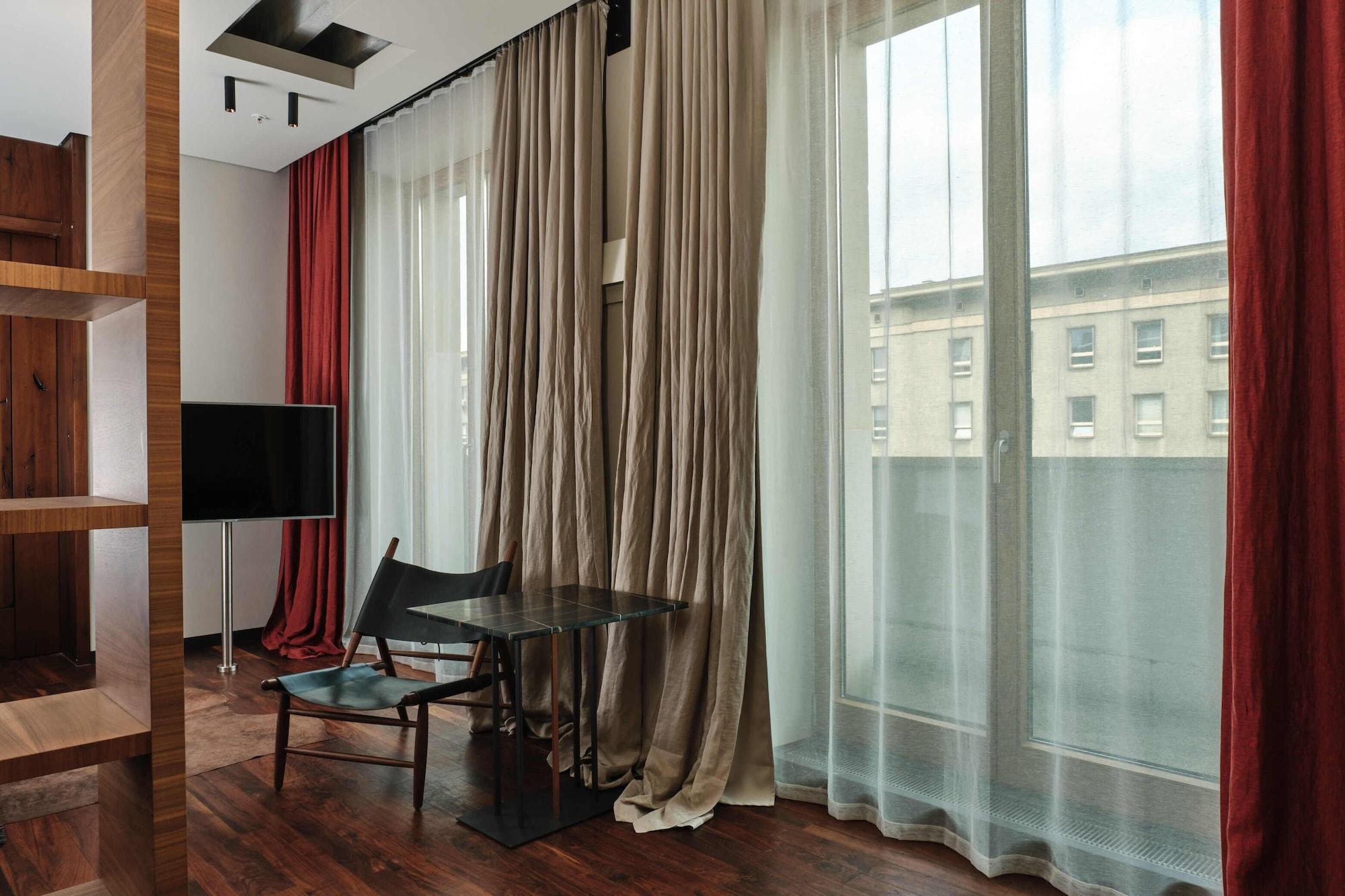 Hotel Warszawa מראה חיצוני תמונה Drapes in a living room