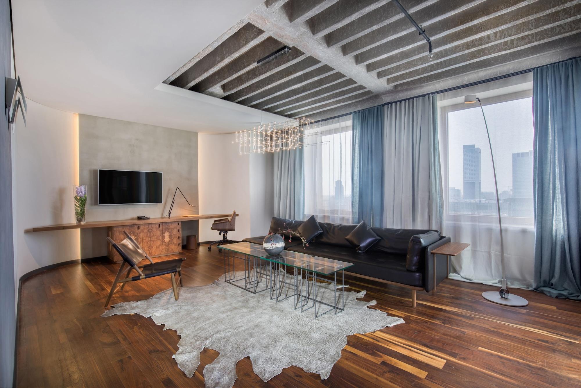 Hotel Warszawa מראה חיצוני תמונה A living room with a cowhide rug