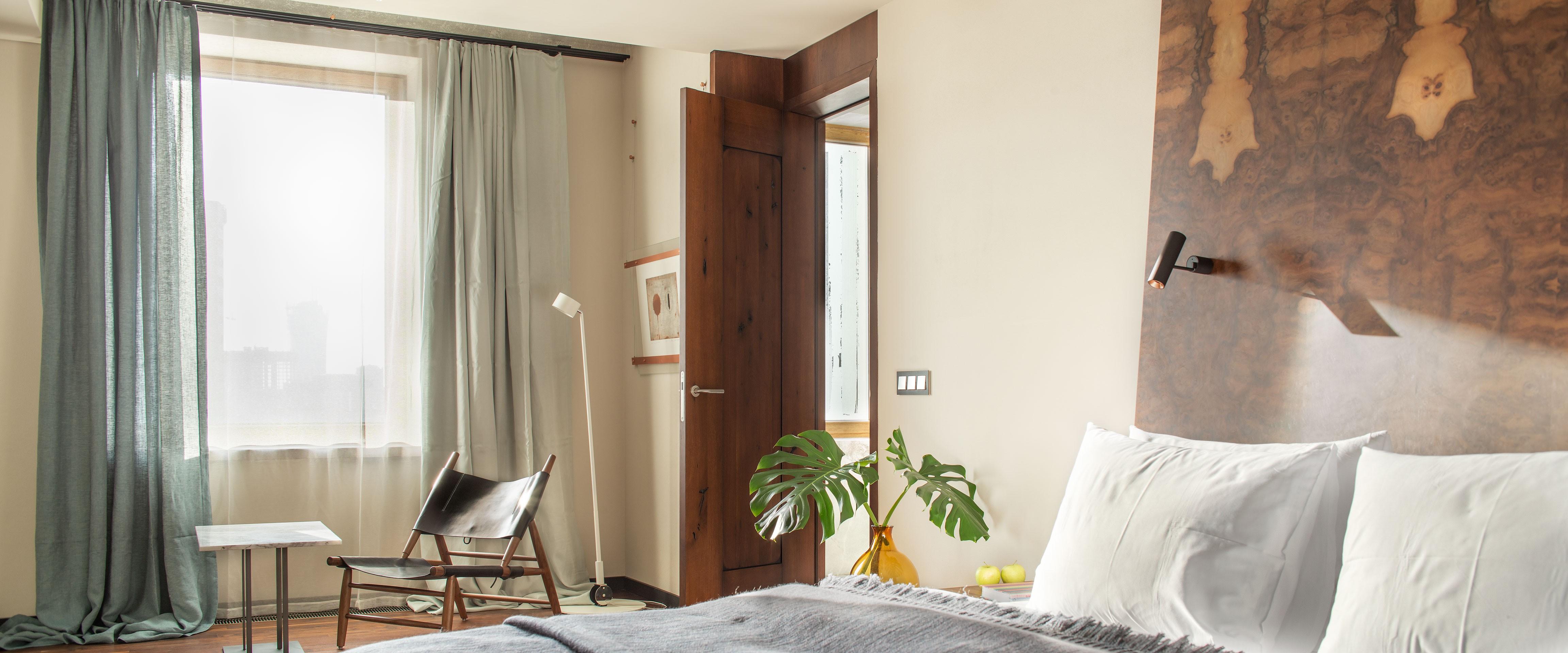Hotel Warszawa מראה חיצוני תמונה A bedroom with a door open