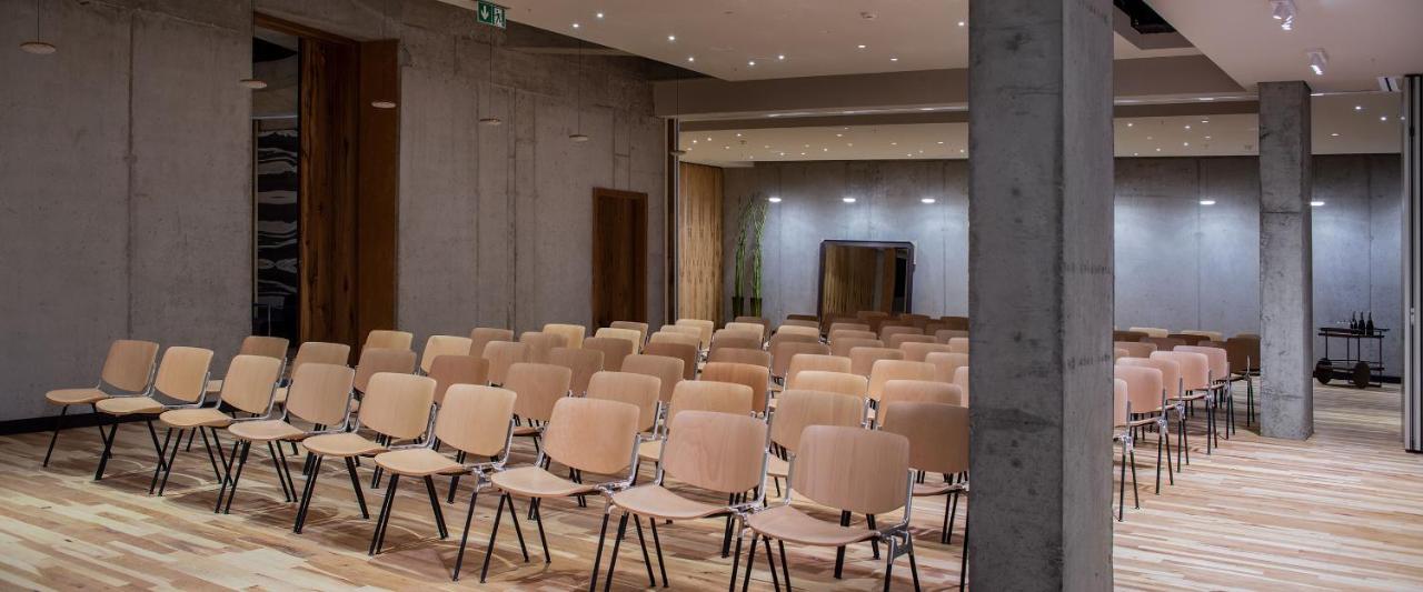 Hotel Warszawa מראה חיצוני תמונה The interior of the conference centre