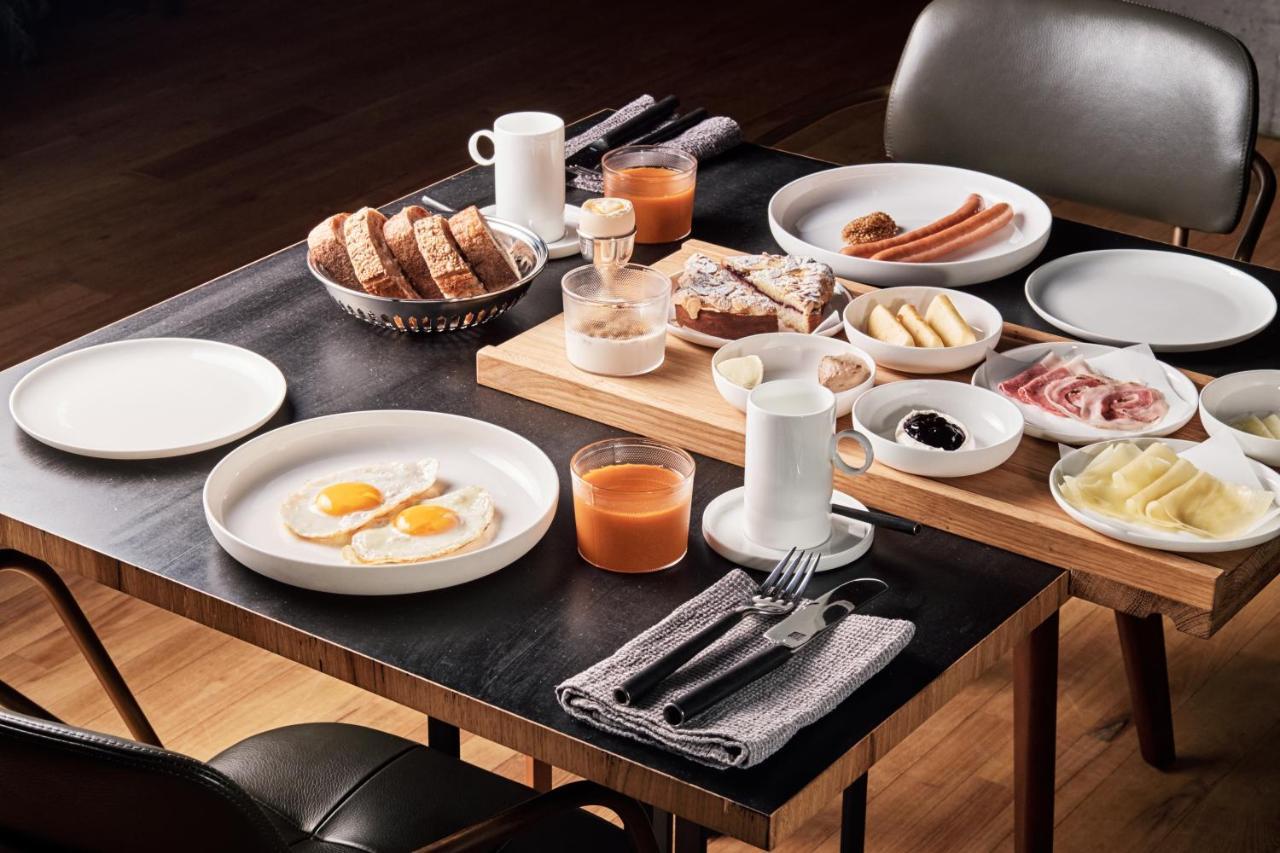 Hotel Warszawa מראה חיצוני תמונה A typical German breakfast